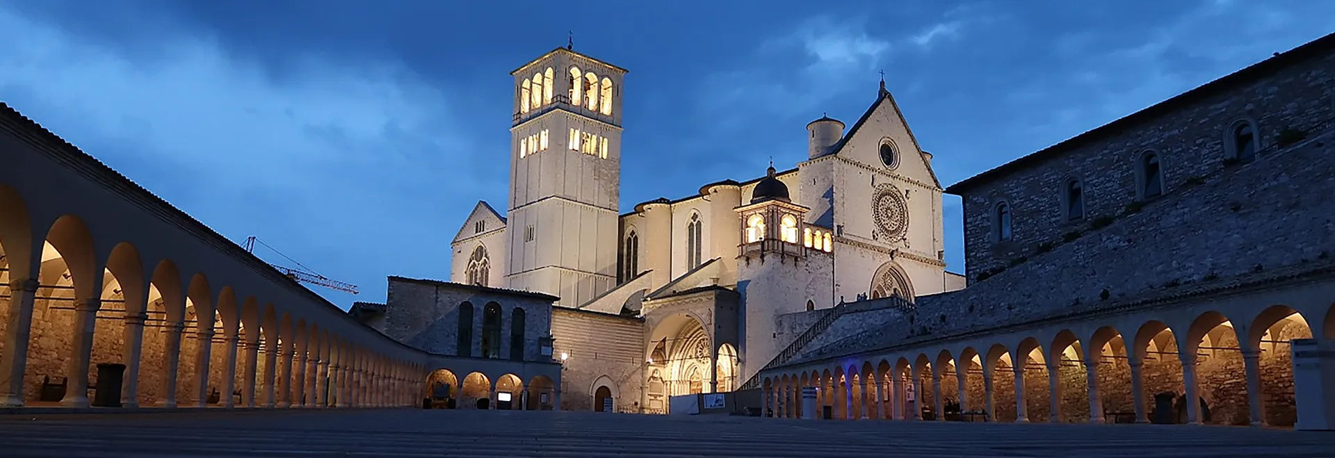 Veduta notturna della Basilica di San Francesco
